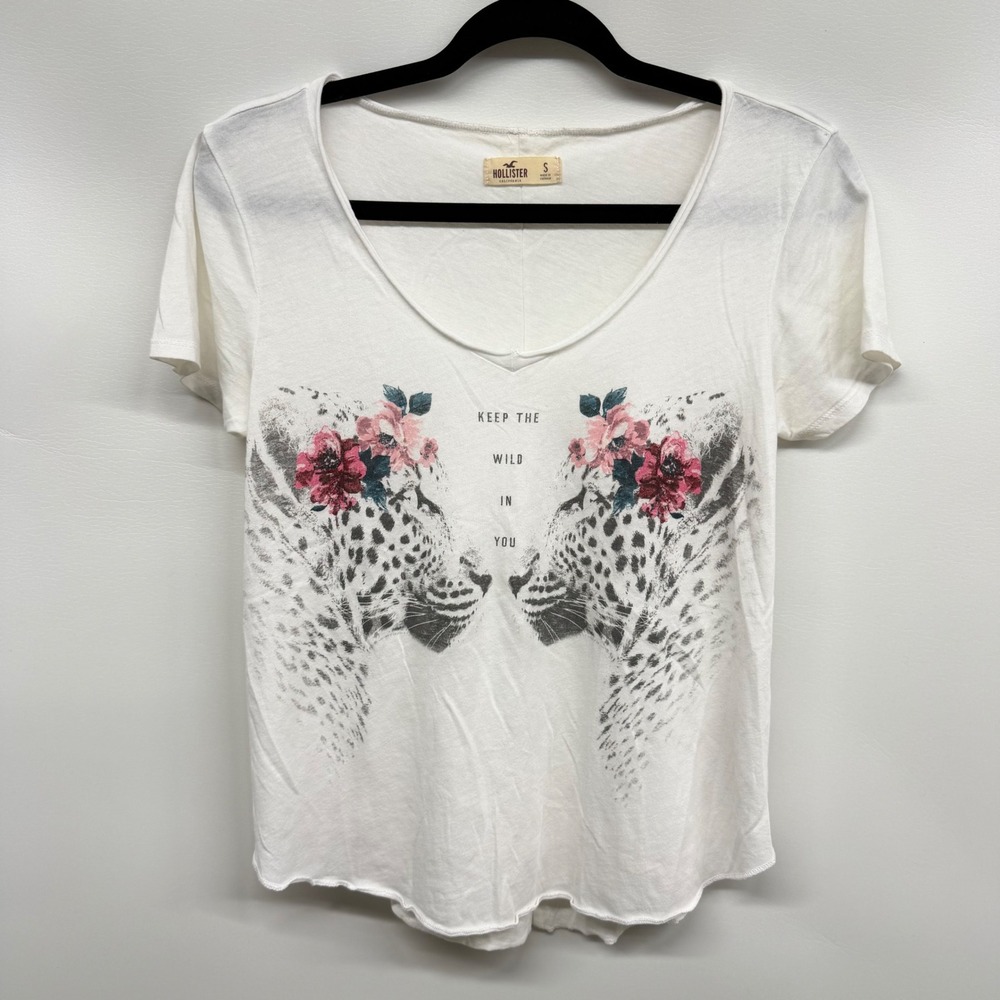 Hollister‎ White Graphic T Shirt Women's Small Leopard Floral Print V Neck Y2K